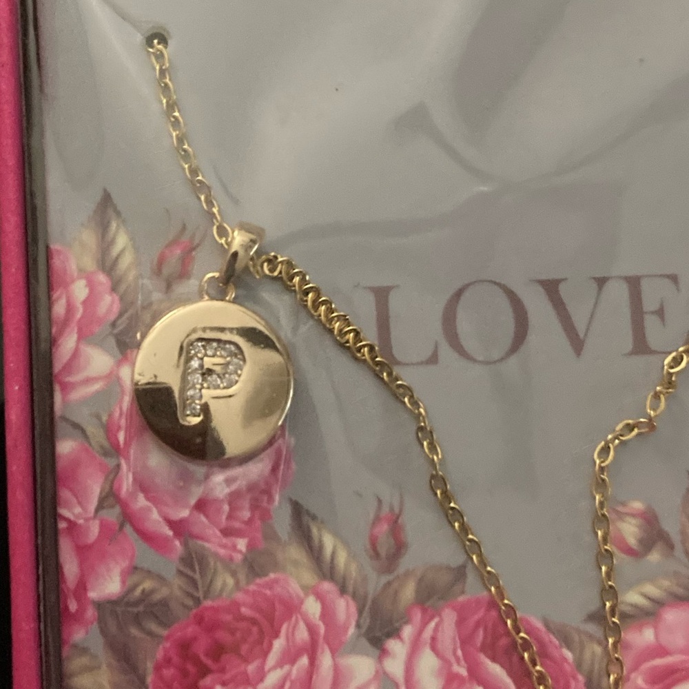 P initial necklace. - Picture 4 of 4